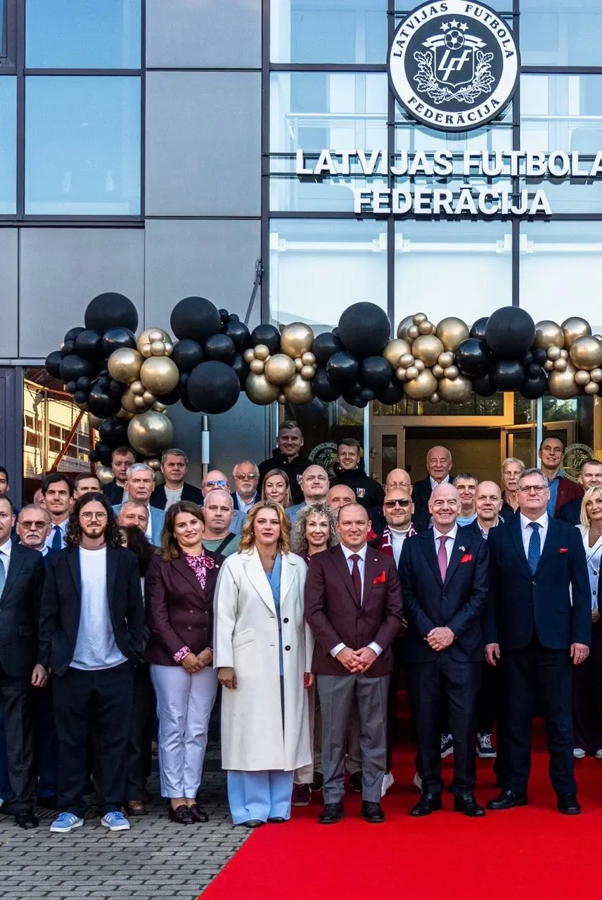 Group photograph with FIFA President Gianni Infantino outside the Latvian Football Federation building